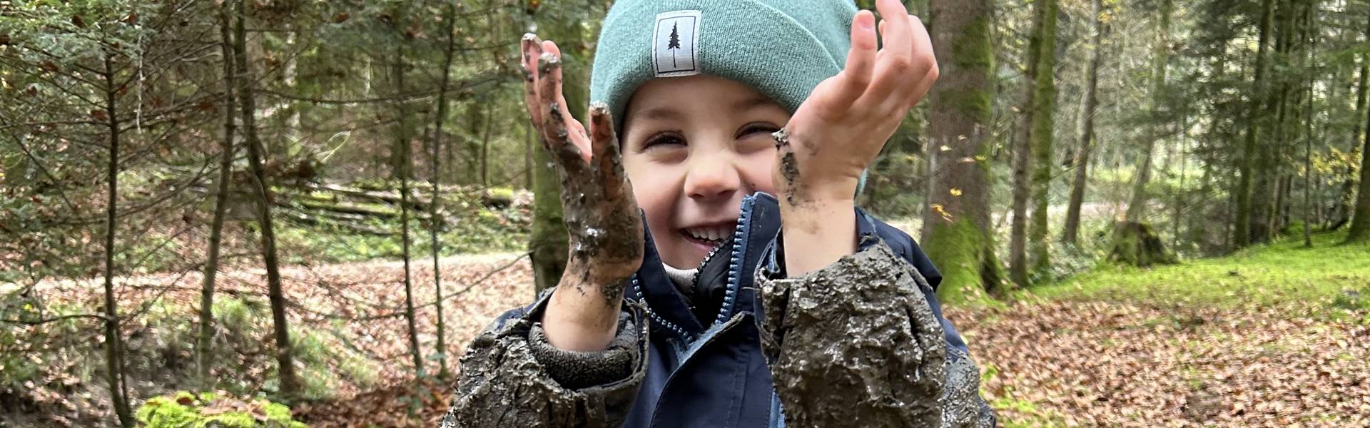 Kind in Waldspielgruppe am spielen